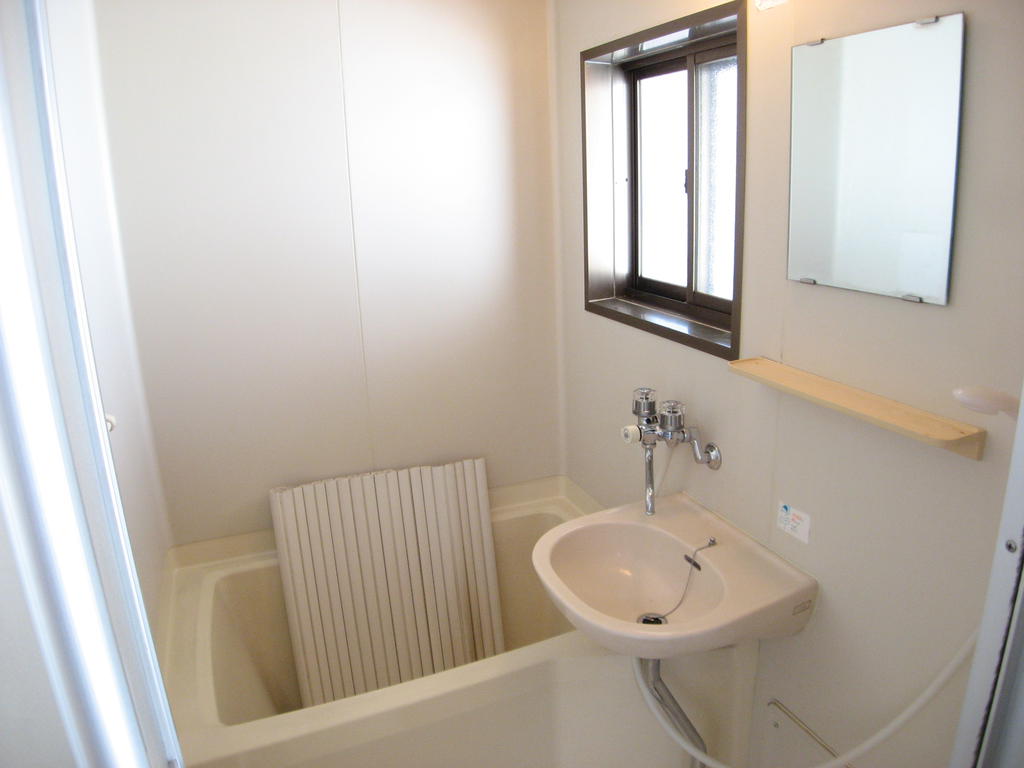 Bath. There bathroom small window ・ Good ventilation