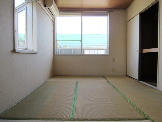 Other room space. Beautiful rooms