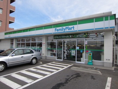 Convenience store. 550m to Family Mart (convenience store)