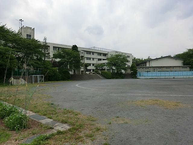 Junior high school. Inagi since the second junior high school up to 1500m up to junior high school can also attend school in a safe way, It is also safe for children ☆ 