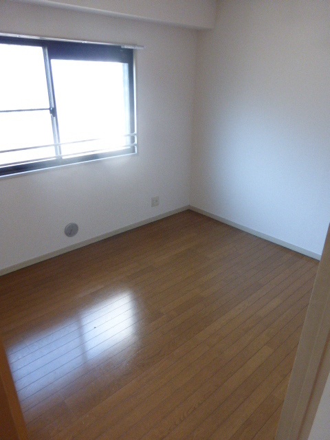 Other room space. Bright Western-style (does not come with windows other than the corner room)