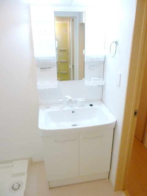 Washroom. Spacious independent washbasin
