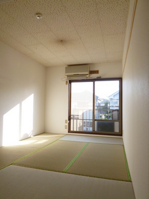 Living and room. And a good smell of tatami