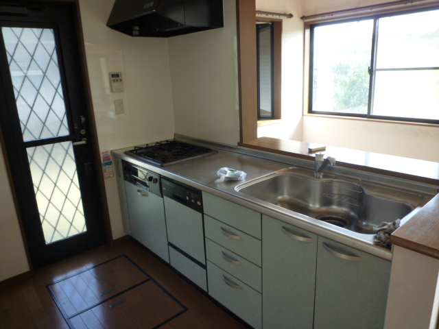 Kitchen. 3-neck gas stove ・ With dishwasher