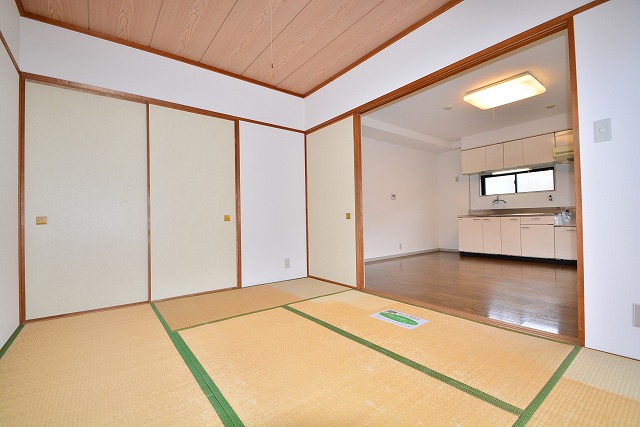 Living and room. Release preeminent if you open the sliding door of a Japanese-style room! 