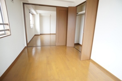 Living and room. Clean room the entire surface of the flooring! I felt the warmth of the wood