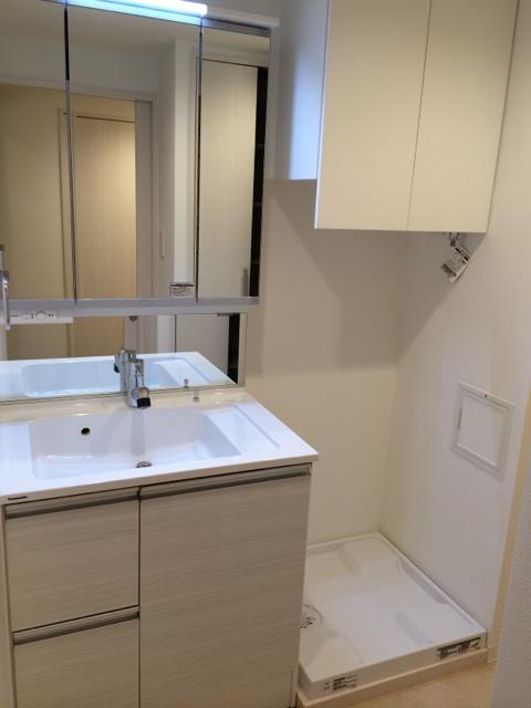 Wash basin, toilet. Indoor (12 May 2013) Shooting