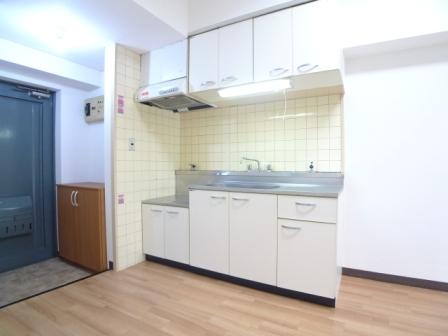 Kitchen. 2 lot gas stoves Allowed / Kitchen large cooking ・ Convenient storage