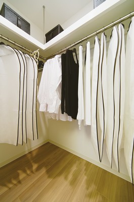  [Walk-in closet (Western-style (1))] Large capacity of storage space which was to ensure the breadth and height. Since two of the hanger pipe and the shelves are installed, I hung a lot of clothes, It can be stored costume case