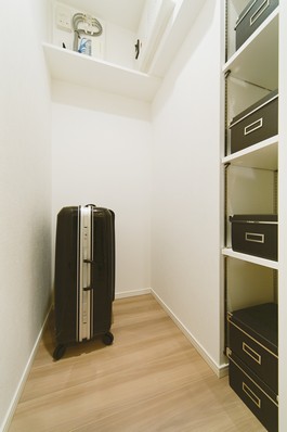  [Storeroom] Suitcase and outdoor supplies ・ Sporting goods, Such as those of the season, You can also clean and accommodating those bulky. Since also shelves are installed, It is also useful for storage, such as a book that does not so much used everyday