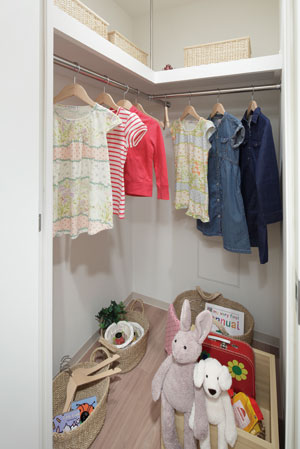 Receipt.  [It boasts a walk-in closet functionality and high storage capacity] Walk-in closet that can confirm the stored items at a glance is, Large-scale storage with the size of the room. In addition to the storage of a number of clothing, Drawer to feet and chest, You can put even shoe box.