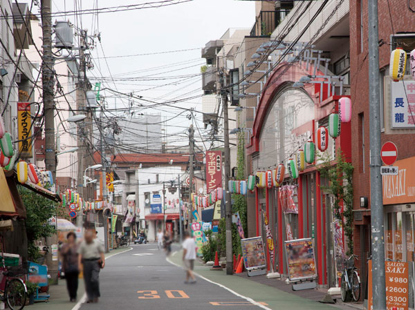 Surrounding environment. Sakamachi shopping street (about 60m ・ 1-minute walk)