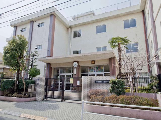 Primary school. 560m until Itabashi lotus root Elementary School