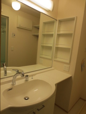 Washroom. Vanity mirror is large ・ Using the same type