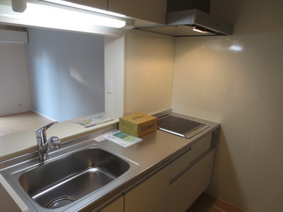 Kitchen. 2-neck (IH ・ Gas) stove with grill ・ Cooking space is wide kitchen