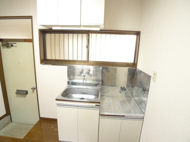 Kitchen. Two-burner gas stove can be installed