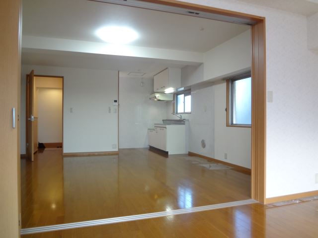 Living and room. It can also be used as a spacious 1LDK studio