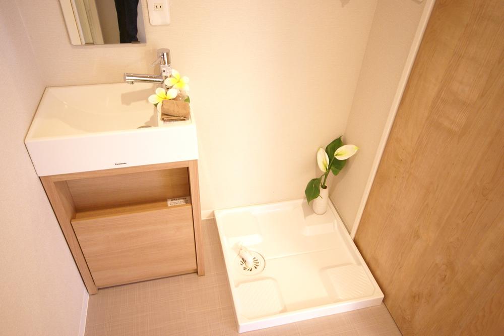 Wash basin, toilet. Indoor (12 May 2013) Shooting