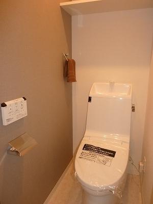 Toilet. Indoor (12 May 2013) Shooting