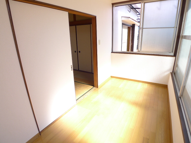 Other room space. Since the 4 rooms facing south is a bright room!