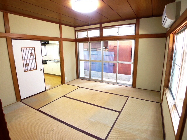 Living and room. First floor Japanese-style room in the already replaced the dimple key Rest assured that with shutters