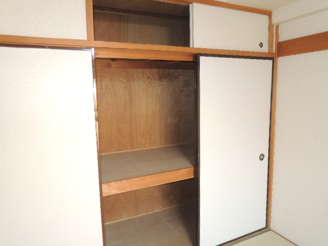 Receipt. Between 1 ・ Upper closet with storage