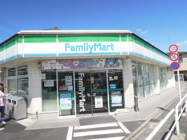 Convenience store. FamilyMart sapling-chome store up (convenience store) 20m