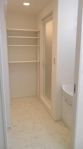 Wash basin, toilet. Same specifications (December 2013) Shooting