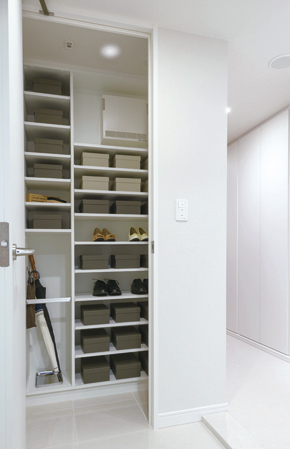 Receipt.  [Shoes-in Closet] Maeru shoes closet your family of the shoes have a clear. Floor in order to put things even, It will also come in handy for storage of golf bags and stroller.  ※ B ・ C type only ※ Storage by type, height ・ Different shape, etc..
