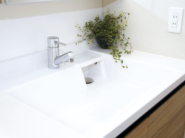 Bathing-wash room.  [Counter-integrated basin bowl] Integrally molded seamless between the wash bowl and counter. Also, By approach the sink bowl on one side, It has secured the use space of two minutes.
