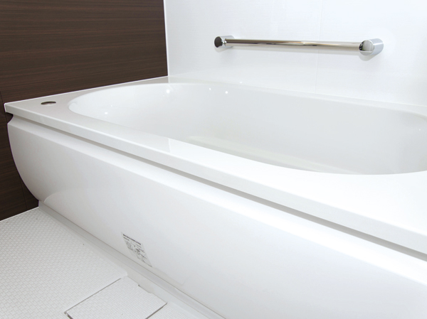 Bathing-wash room.  [Low floor type unit bus] Adopt a low-floor type unit bus with minimal high straddle the bathroom entrance of the step and tub. Consideration to safety, It has established a handrail in bathtub.