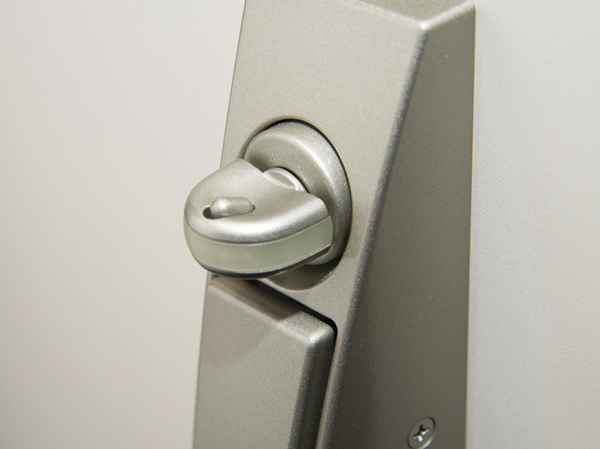 Security.  [Double lock with security thumb turn function] A hole in the front door, It has adopted a crime prevention thumb of the structure that is not turning even caught the knob of the inside with a tool (thumb) in two places.