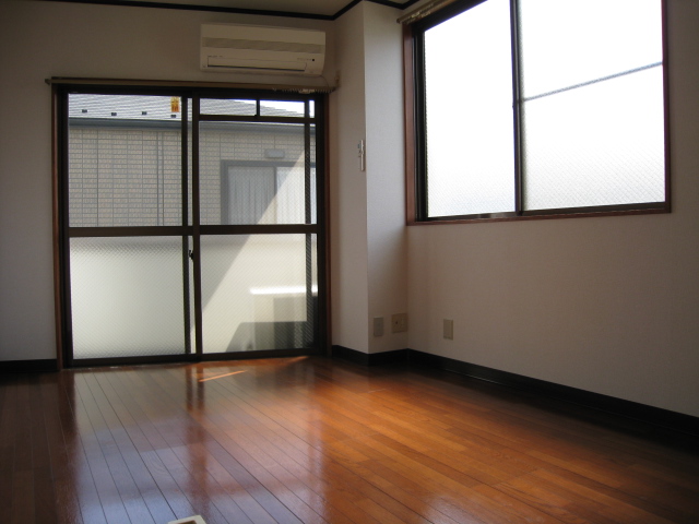 Living and room. Southeast corner room, The sun is warm. 