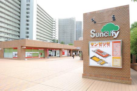 Shopping centre. 590m 1 floor supermarket "Gourmet City to Sanzerize It has become a Itabashi Sanzerize store ", Other eateries and animal hospital, It is highly convenient facilities of life, such as bank.