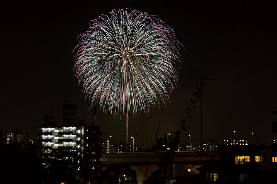 Other Environmental Photo. Itabashi fireworks in August every year, It is enjoy location fireworks beautiful bloom large flowers in the night sky. (2013 August 3 shooting from the field)