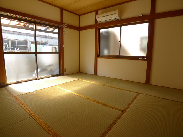 Other room space. There shutters on each window of the Japanese-style peace of mind in the two faces lighting of the corner room