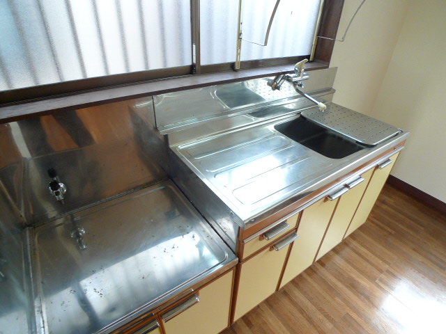 Kitchen. Also put two-burner gas stove can be installed a cutting board! 