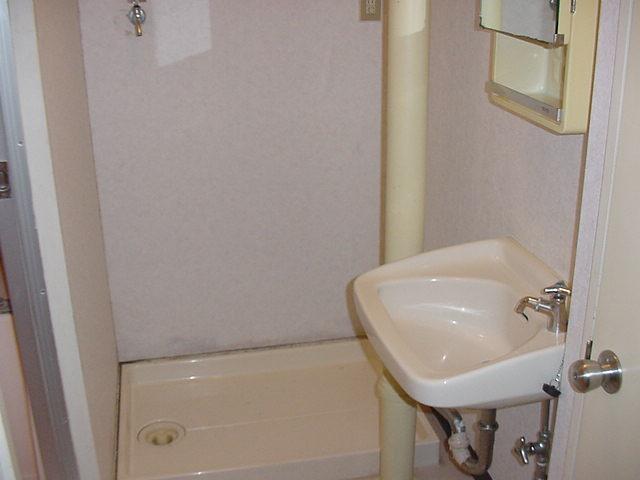 Washroom. Independent wash basin ・ Washing machine in the room