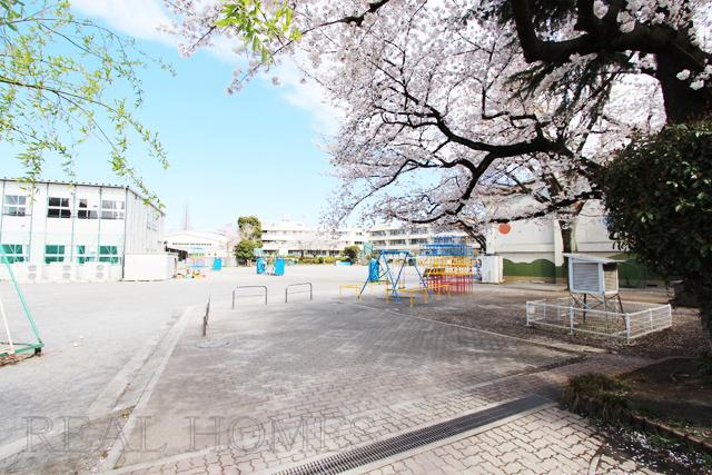 Primary school. 410m until Itabashi Akatsuka Elementary School
