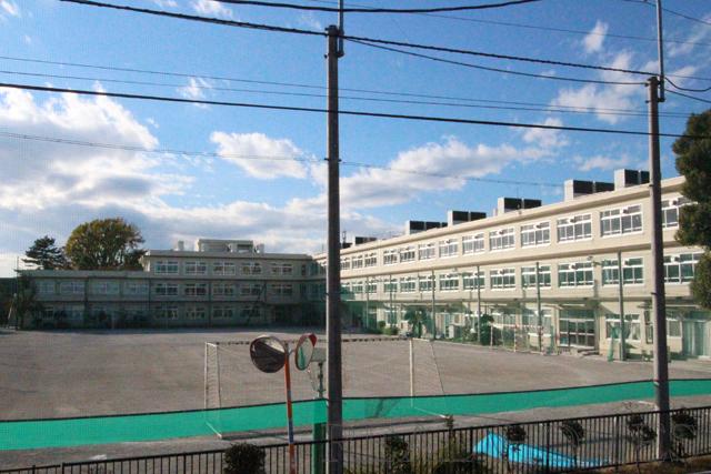 Junior high school. Municipal Akatsuka 700m to the third junior high school