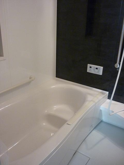 Same specifications photo (bathroom). Same specifications bathtub