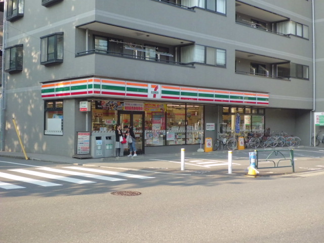 Convenience store. 600m to Seven-Eleven (convenience store)