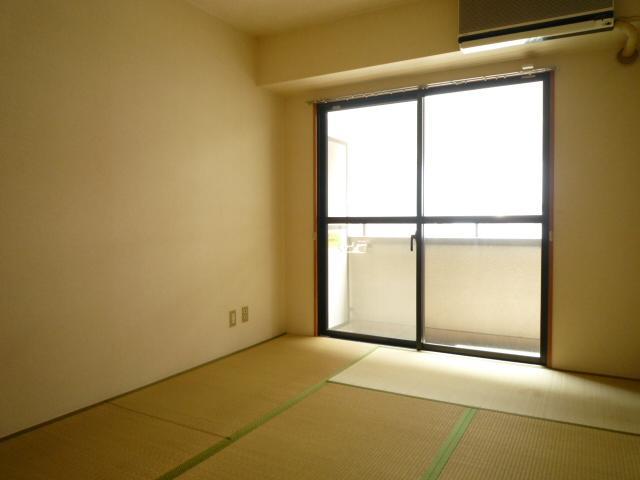 Other room space. Japanese-style room to settle