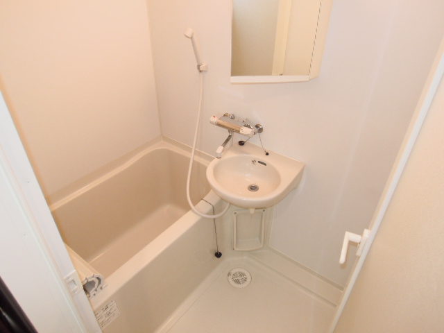 Bath. Wash basin ・ With bathroom dryer (see photo)