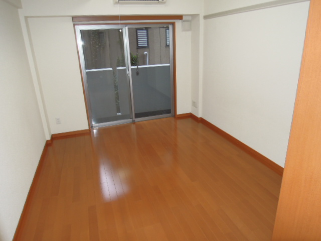 Other room space. Western style room ・ Another angle ・ Air-conditioned (see photo)