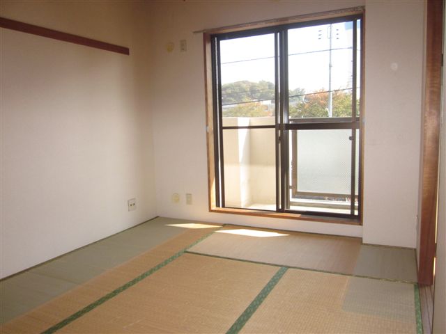 Living and room. 6-mat Japanese-style southeast facing sunny