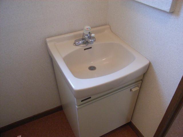 Washroom. Independent wash basin