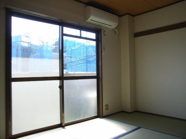 Other room space. Japanese-style room to settle