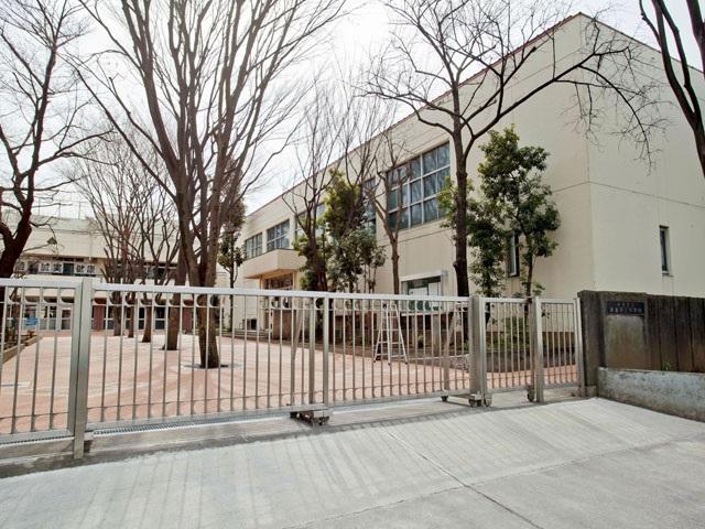 Junior high school. 900m until Itabashi Takashima third junior high school