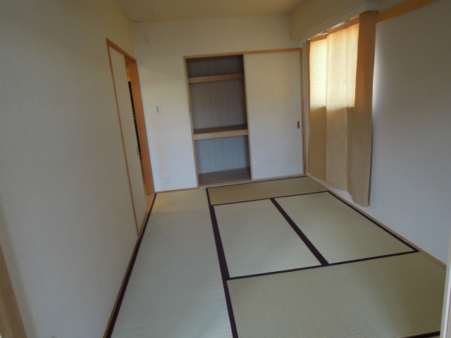 Living and room. ● Japanese-style room 6 quires